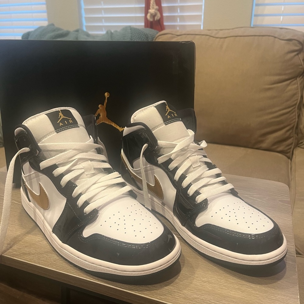 Jordan Men's Black and Gold Sneakers